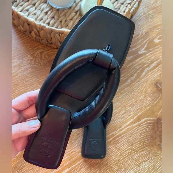 NWOB Tory Burch Black Leather Sandals Nevada Retro Puffy Thong size 11 - Picture 2 of 4